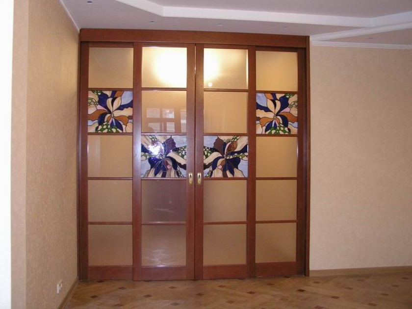 Перегородка с цветными стеклянными вставками Атырау