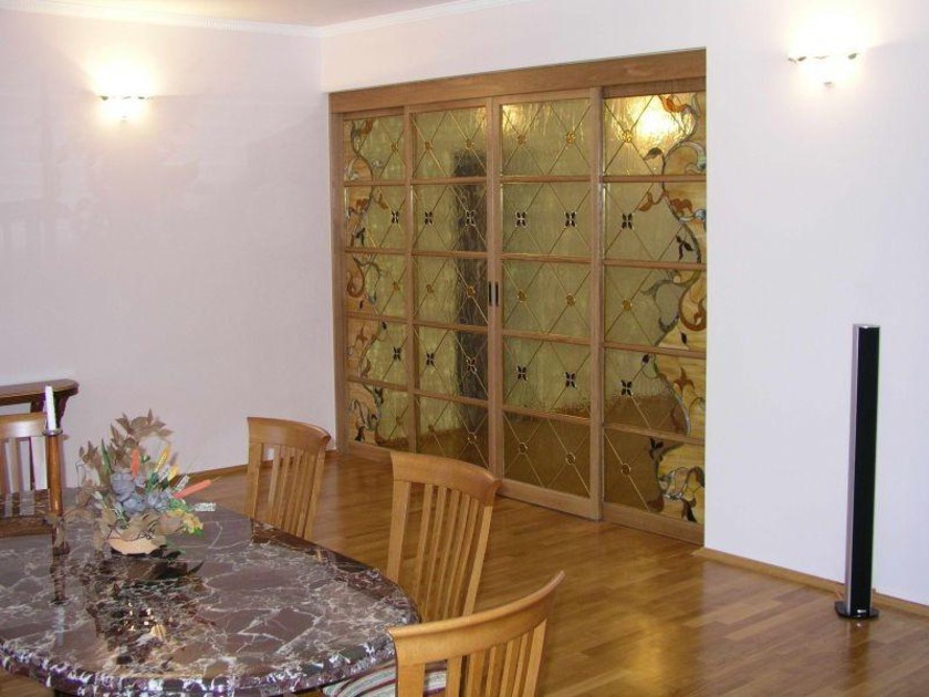 Перегородка для гостиной с цветным стеклом и декоративными вставками Атырау