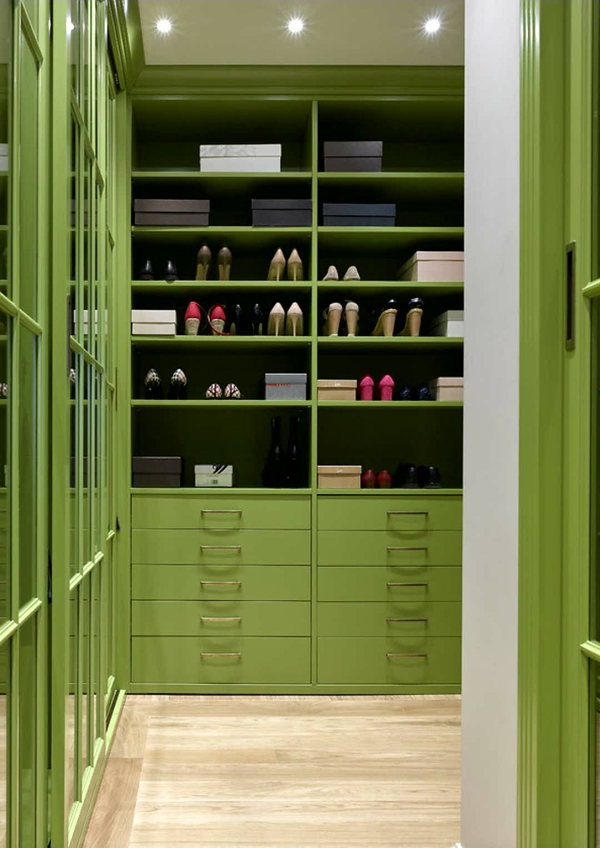 Г-образная гардеробная комната в зеленом цвете Атырау