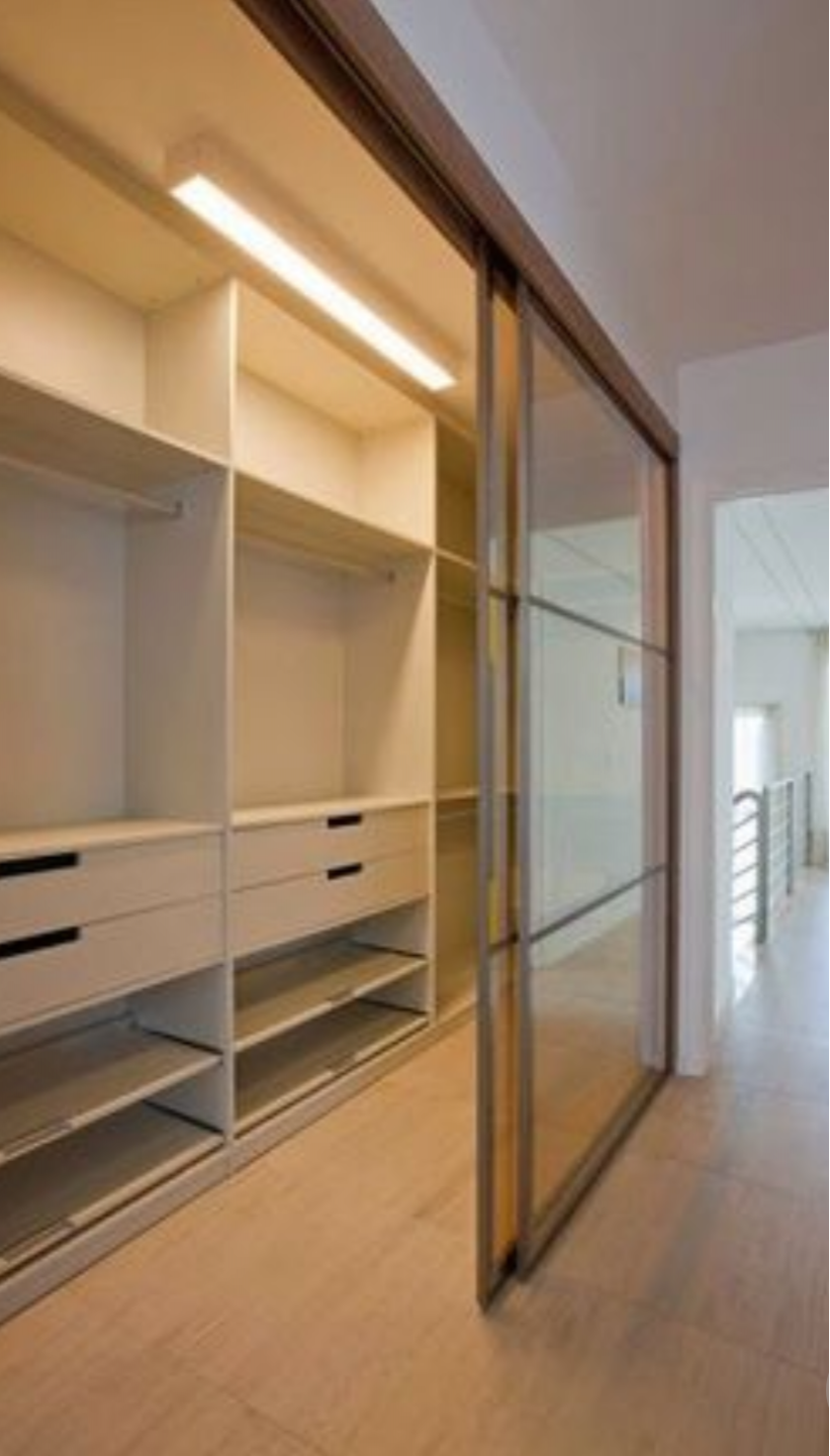 Линейная гардеробная комната с дверями купе Атырау