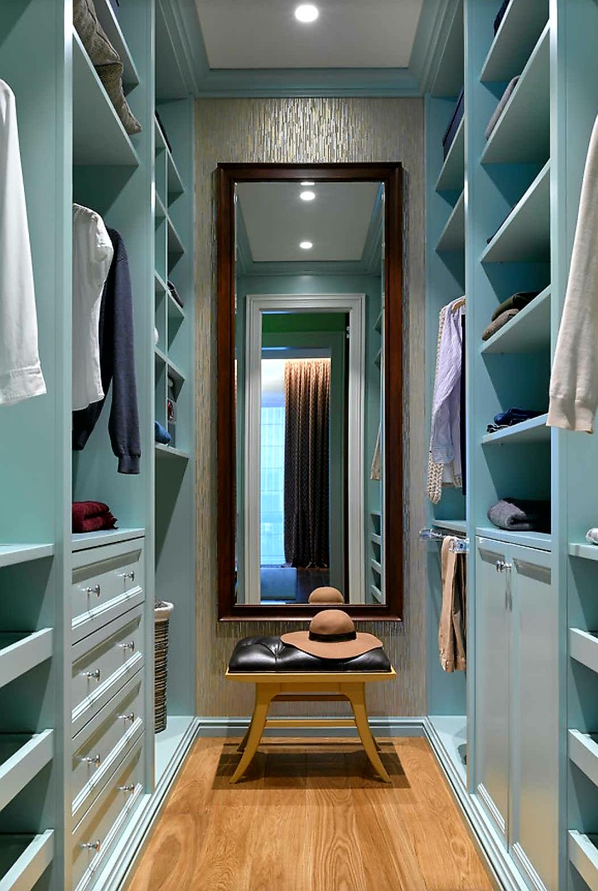 Параллельная гардеробная комната с большим зеркалом Атырау