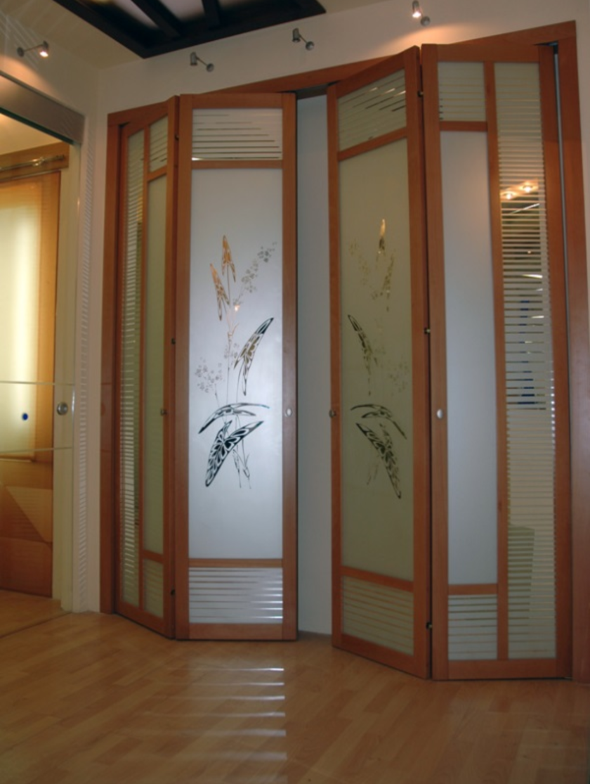 Широкие двери гармошка с матовым стеклом и рисунком Атырау