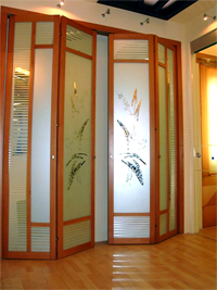 Двери гармошка с матовым рисунком цветок Атырау