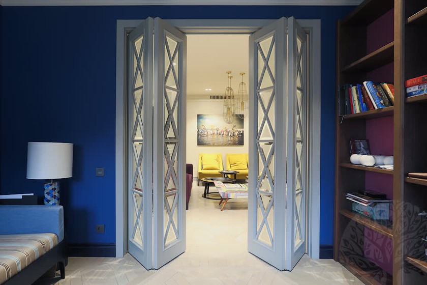 Двери гармошка  для гостиной со стеклами с разделителями Атырау